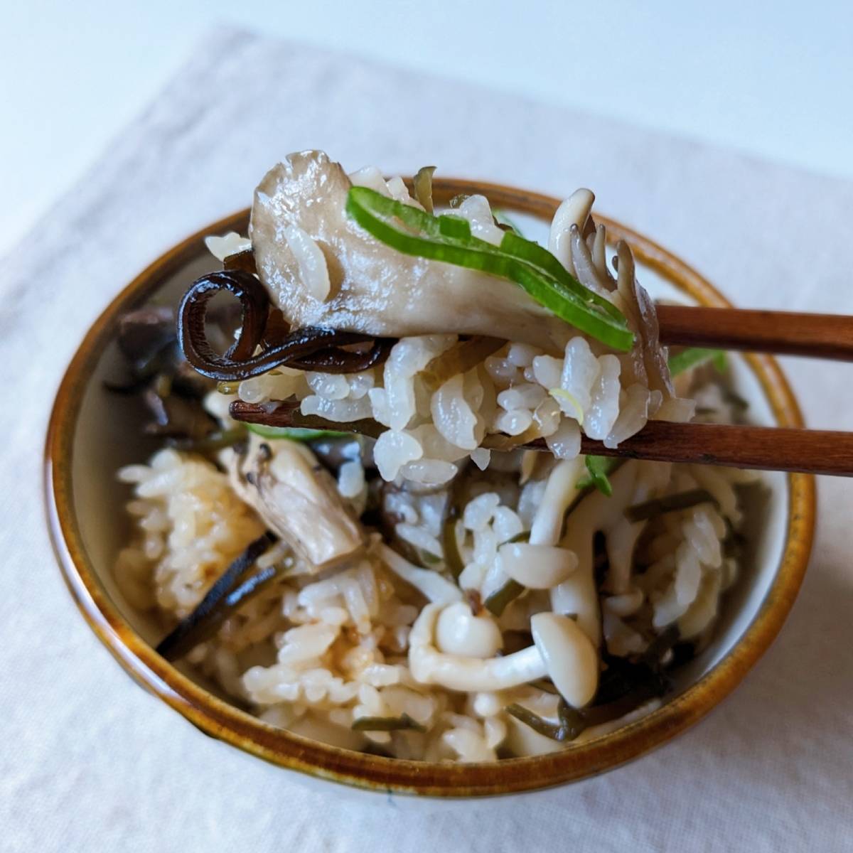 くらこん公式の「塩こんぶできのこの炊き込みご飯」のレシピ