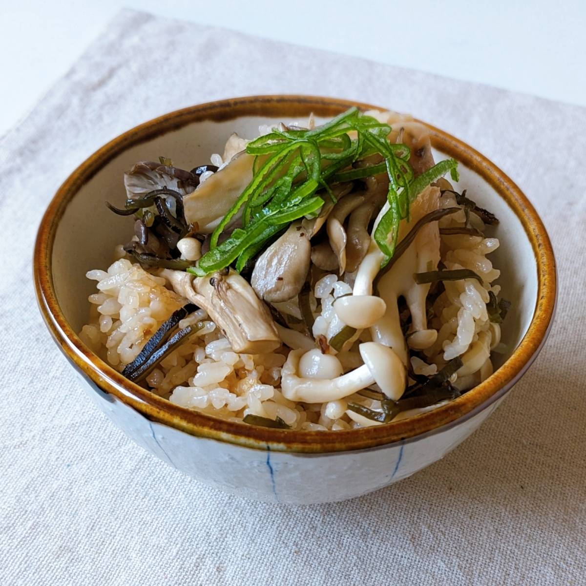 くらこん公式の「塩こんぶできのこの炊き込みご飯」のレシピ