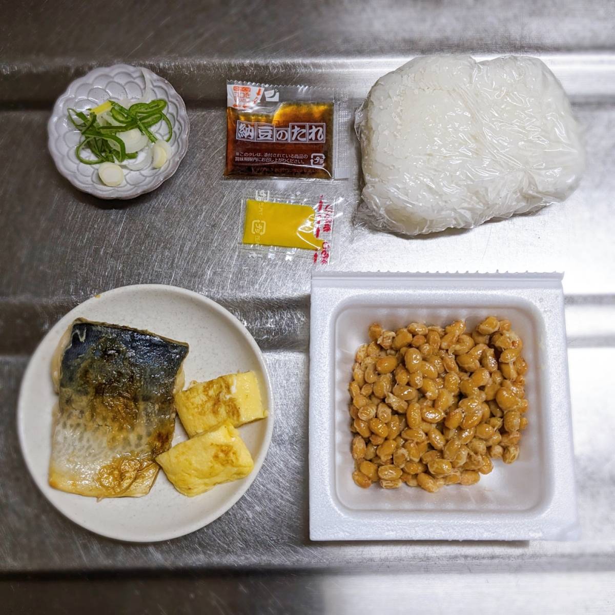 タカノフーズ公式の「焼き塩さば納豆丼」のレシピ