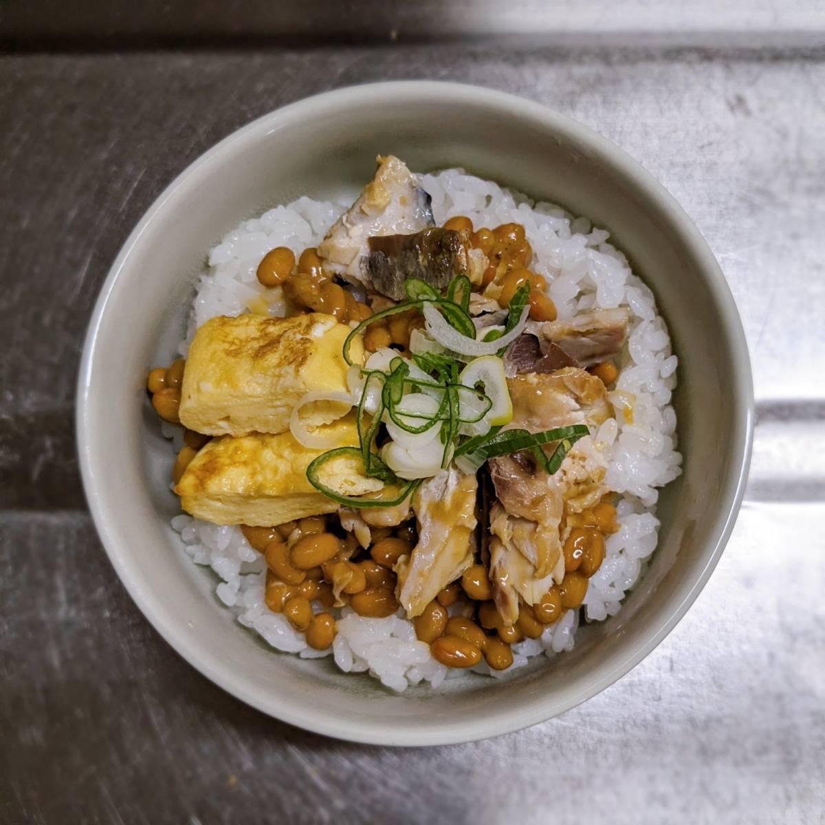 タカノフーズ公式の「焼き塩さば納豆丼」のレシピ