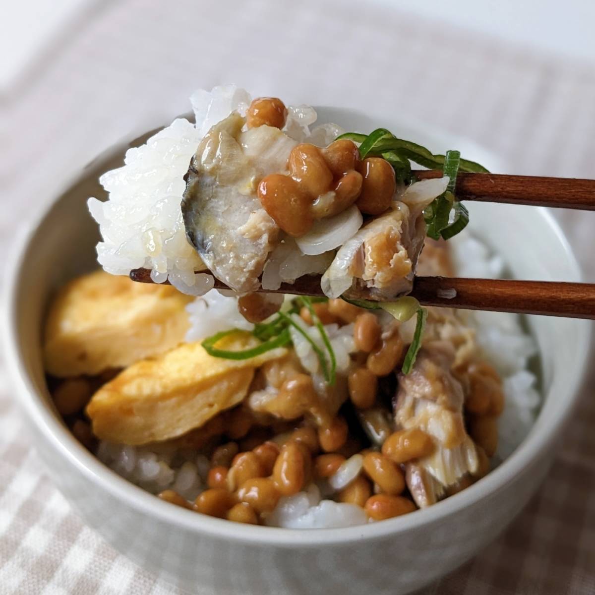 タカノフーズ公式の「焼き塩さば納豆丼」のレシピ