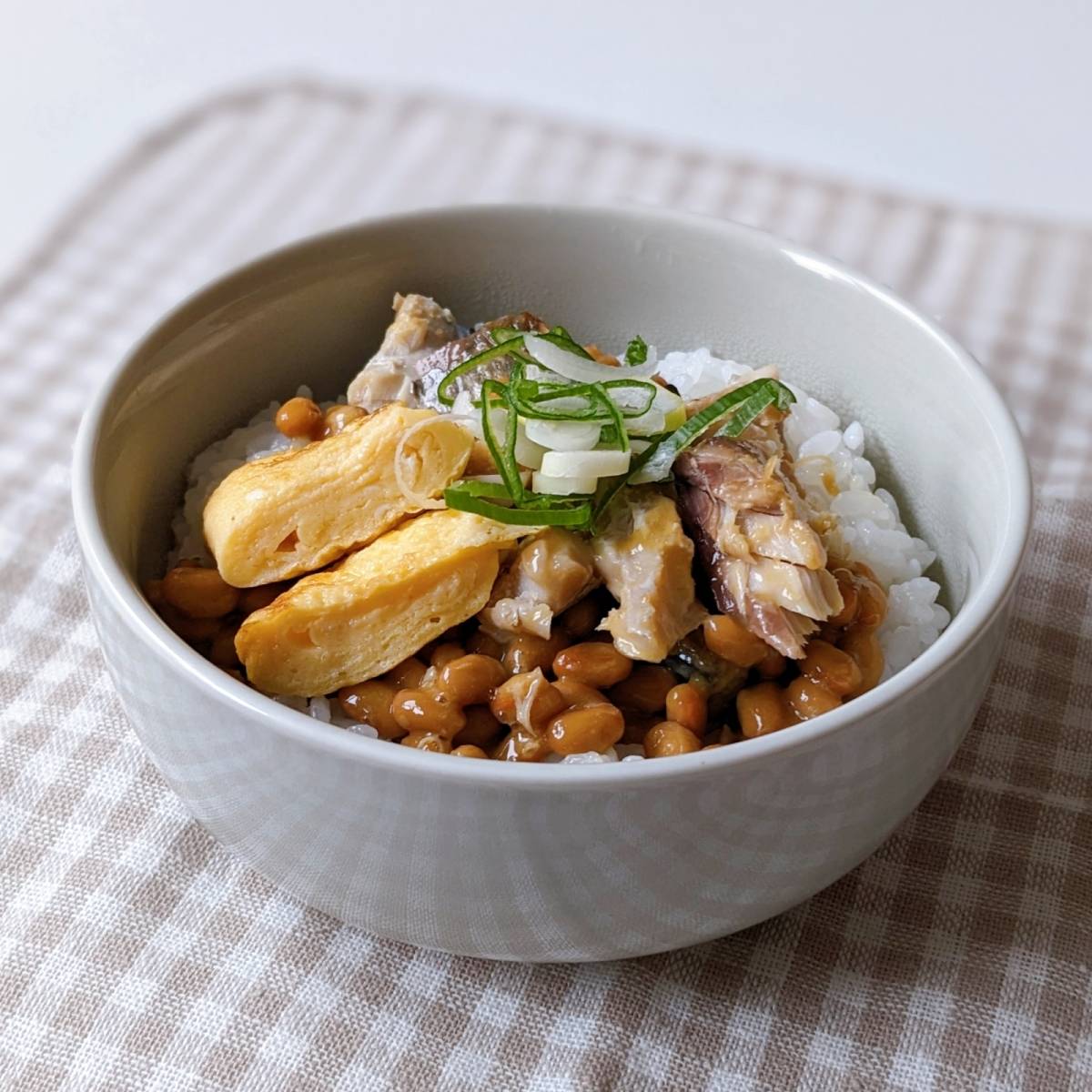 タカノフーズ公式の「焼き塩さば納豆丼」のレシピ