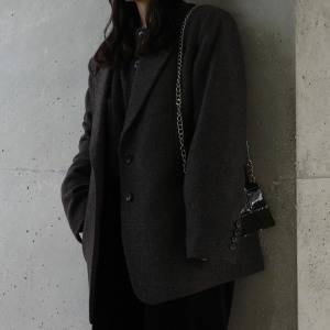 “抜け感×端正さ”のベストバランス。旬の中性的スタイルが決まる「オーバーサイズジャケット」