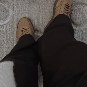 大人なベージュで上品カジュアル。どんなスタイルにも自然と馴染む「adidas」の名品スニーカー