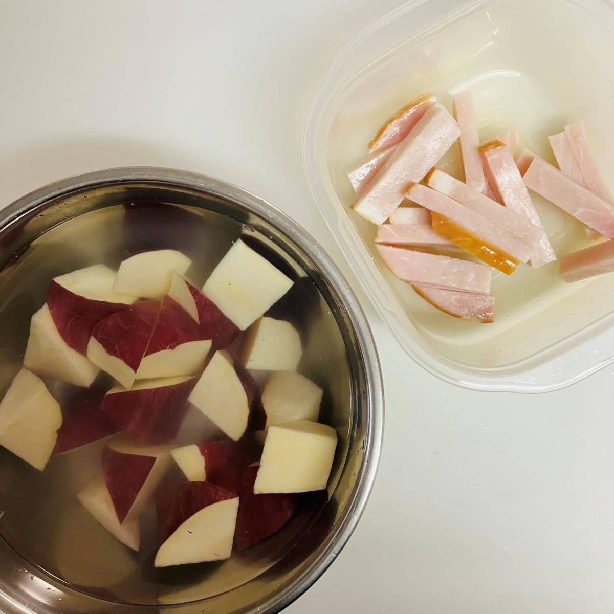 JAグループ公式の「レンジで簡単♪さつまいもとベーコンの塩レモン炒め」のレシピ