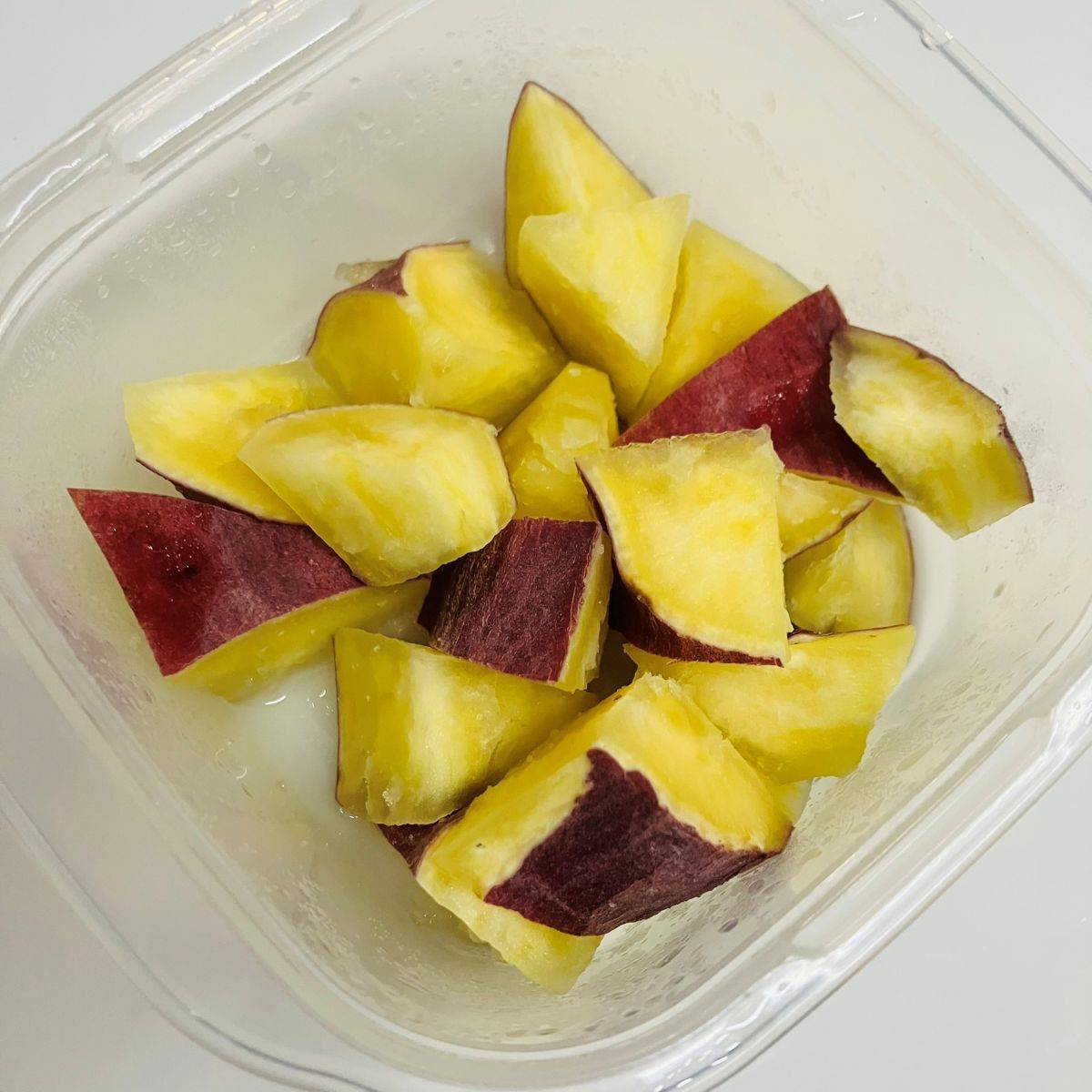 JAグループ公式の「レンジで簡単♪さつまいもとベーコンの塩レモン炒め」のレシピ