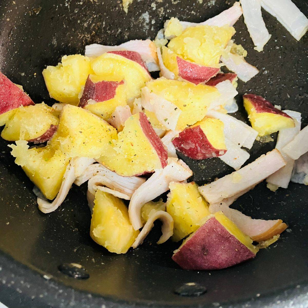 JAグループ公式の「レンジで簡単♪さつまいもとベーコンの塩レモン炒め」のレシピ