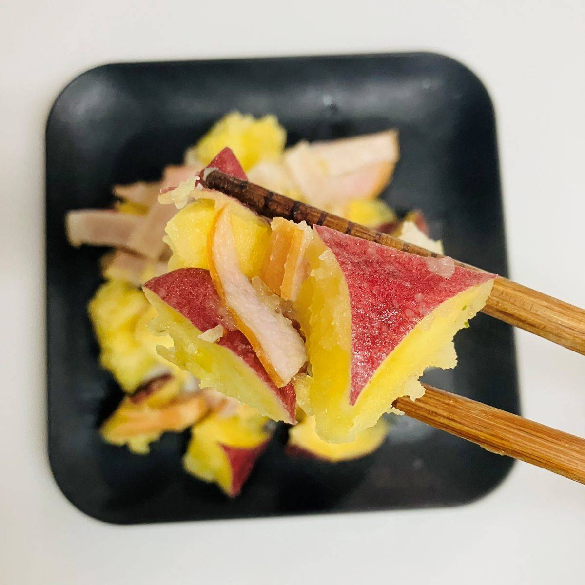 JAグループ公式の「レンジで簡単♪さつまいもとベーコンの塩レモン炒め」のレシピ