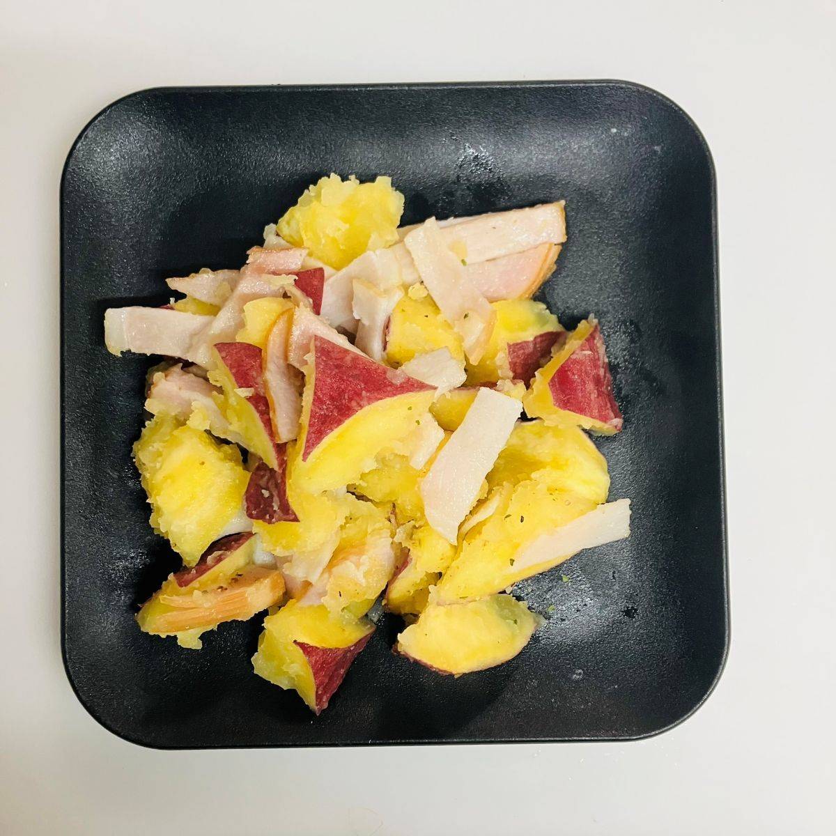 JAグループ公式の「レンジで簡単♪さつまいもとベーコンの塩レモン炒め」のレシピ