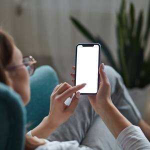 女性の半数がSNSで詮索経験あり？気になる彼氏の元カノ事情