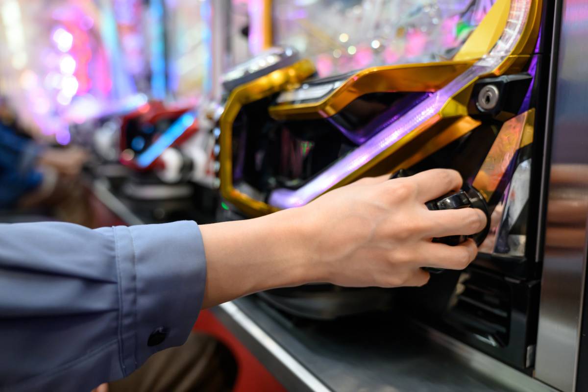 パチンコを打つ男性の手元