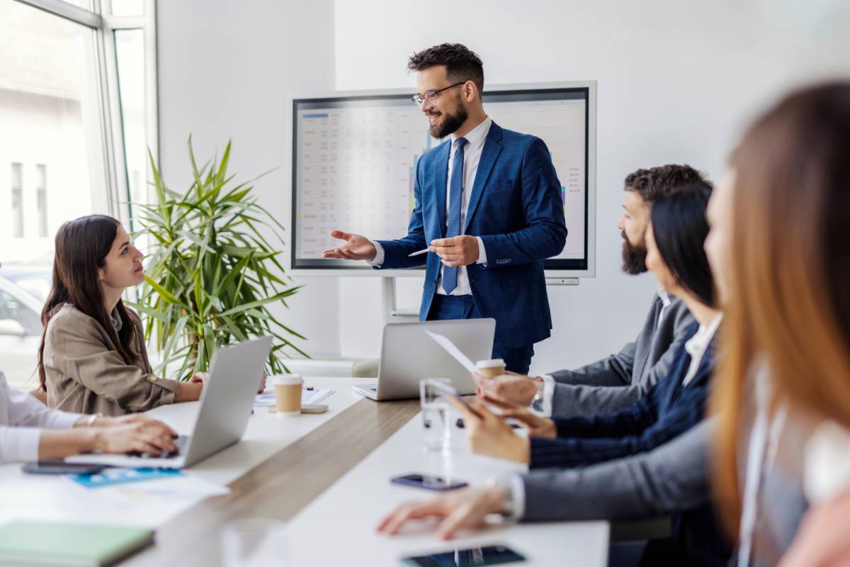 会議で意見を促す男性