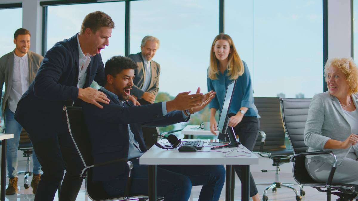 オフィスでふざける男性