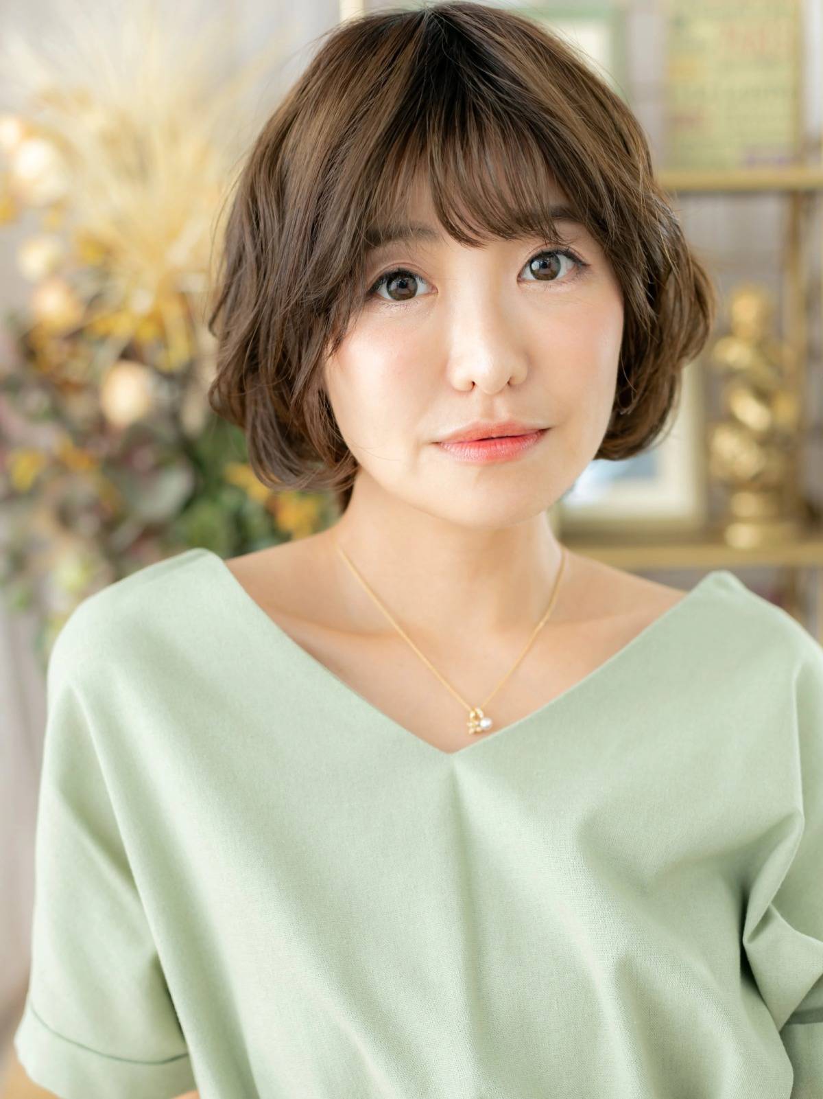 くすみベージュのふわショートボブ