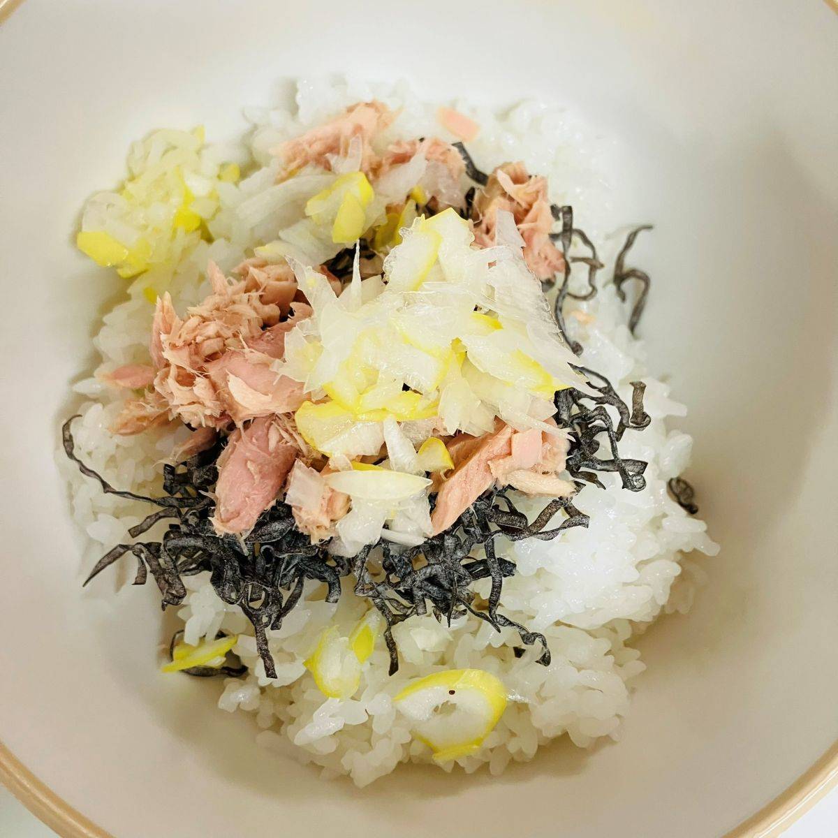 くらこん公式の「塩こんぶでねぎツナおにぎり」のレシピ