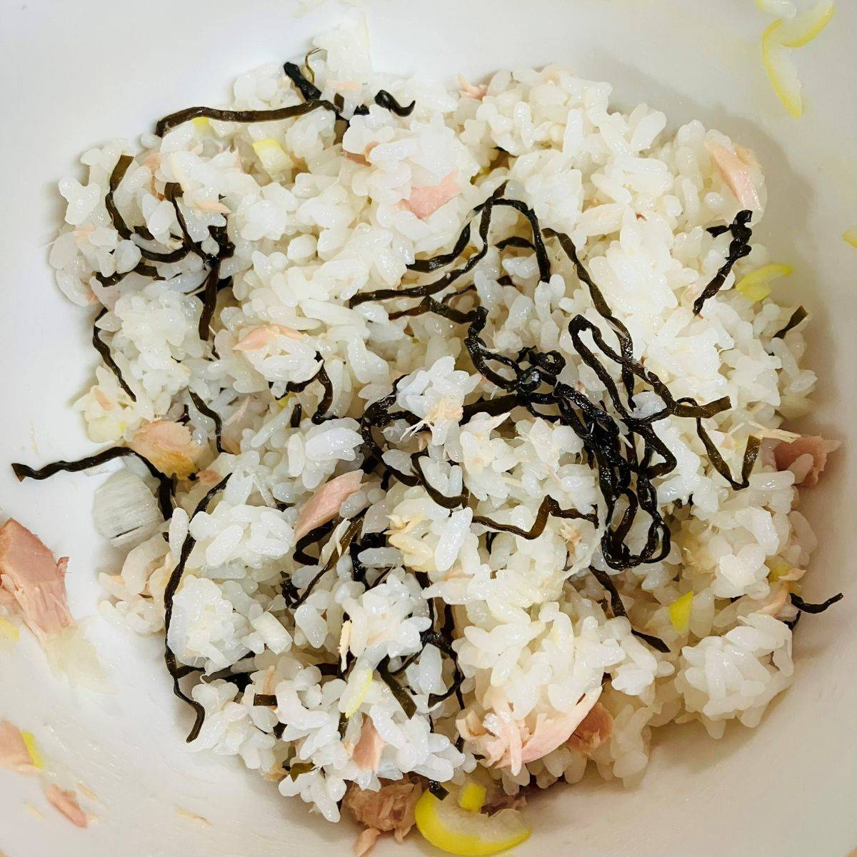 くらこん公式の「塩こんぶでねぎツナおにぎり」のレシピ