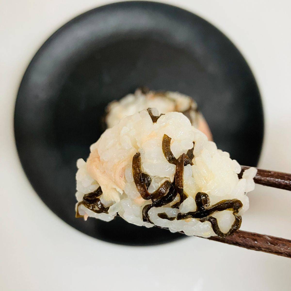 くらこん公式の「塩こんぶでねぎツナおにぎり」のレシピ