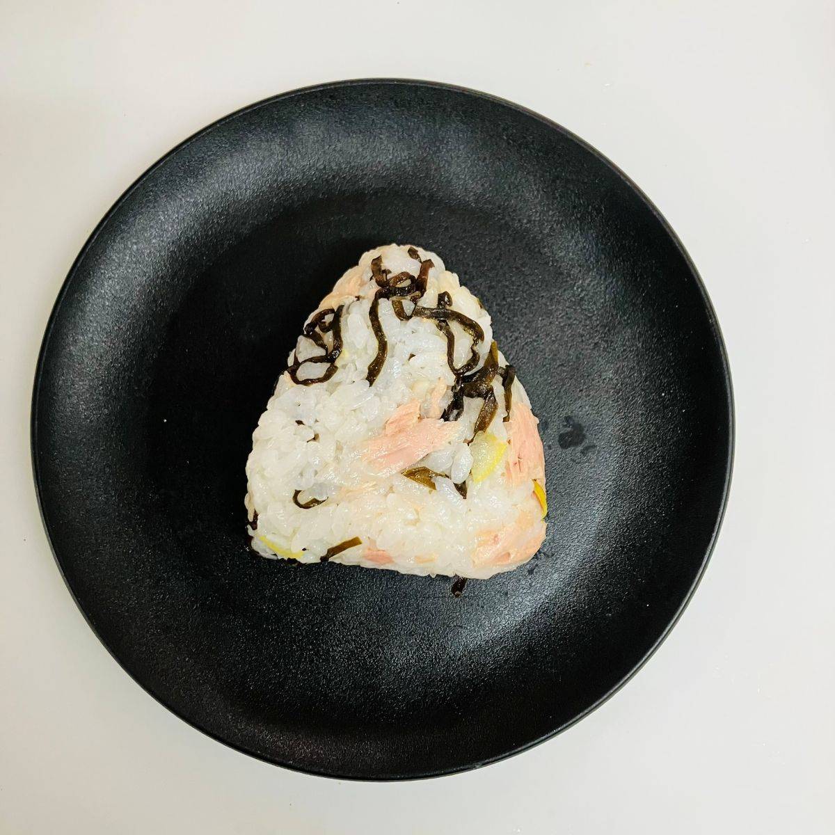 くらこん公式の「塩こんぶでねぎツナおにぎり」のレシピ