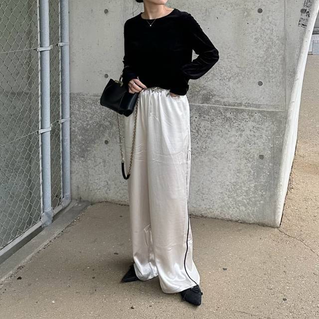 サテン素材のパンツを主役に♡