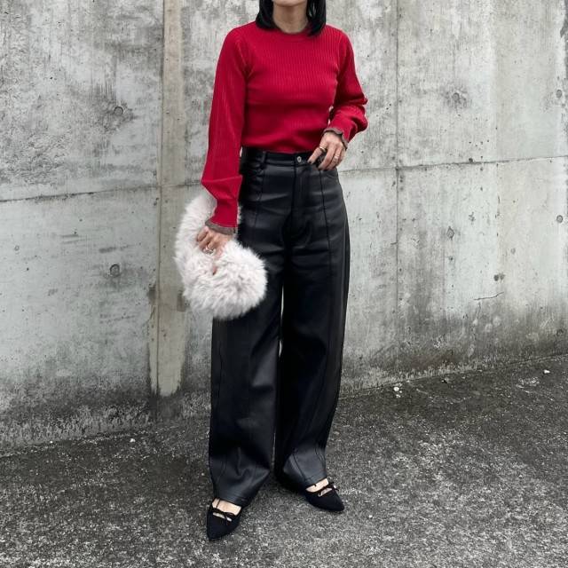 赤ニットとファー小物をアクセントに♪