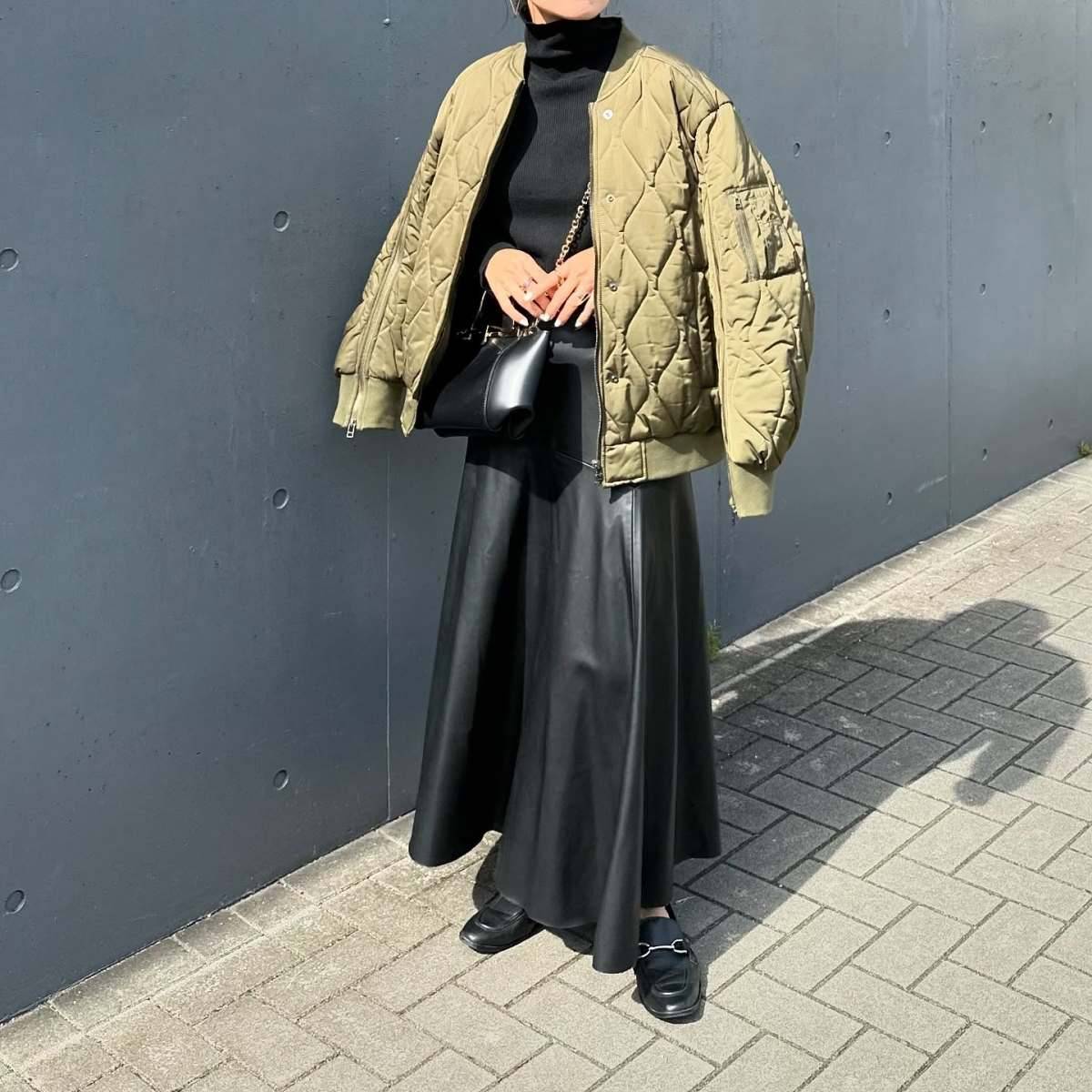 ブラックコーデ×カーキブルゾン
