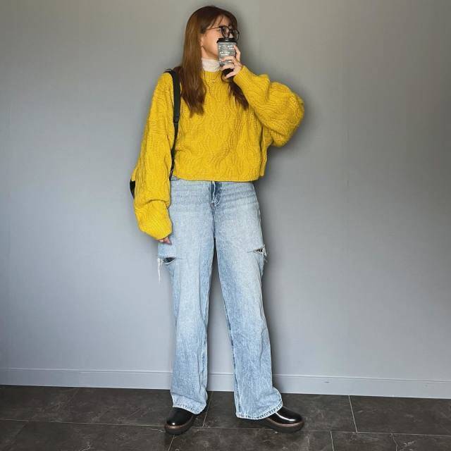 カラーニットのインナーに選ぶ♪