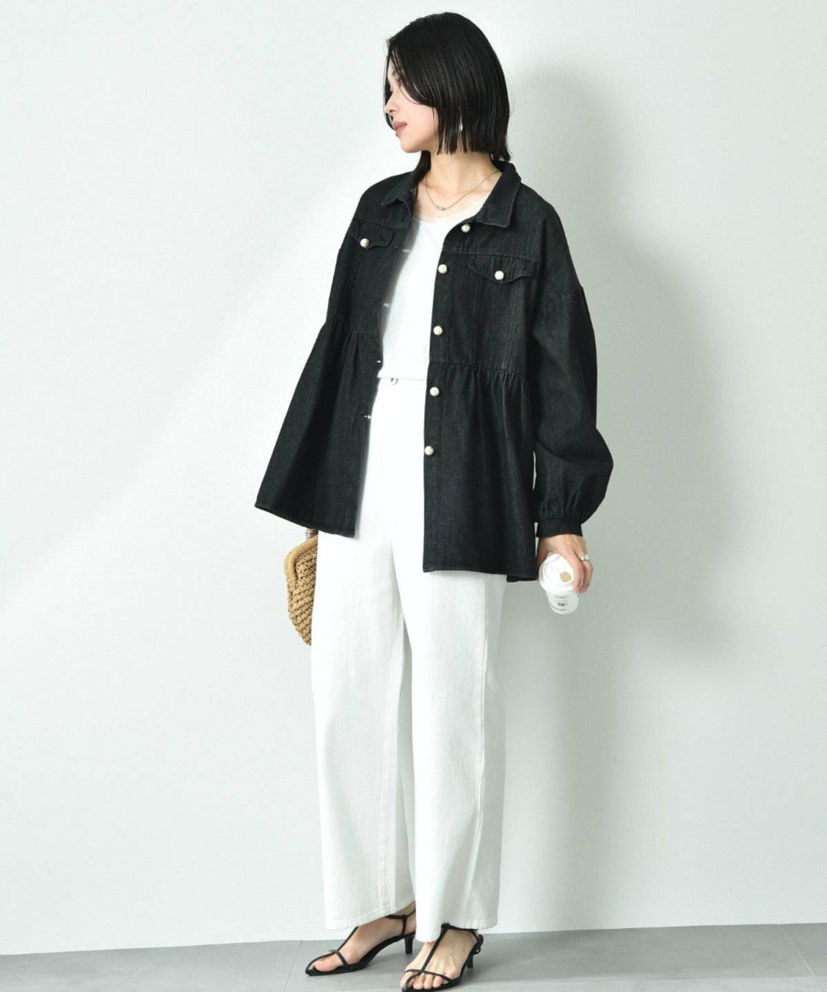 デニムを合わせてデニムジャケットを羽織った女性