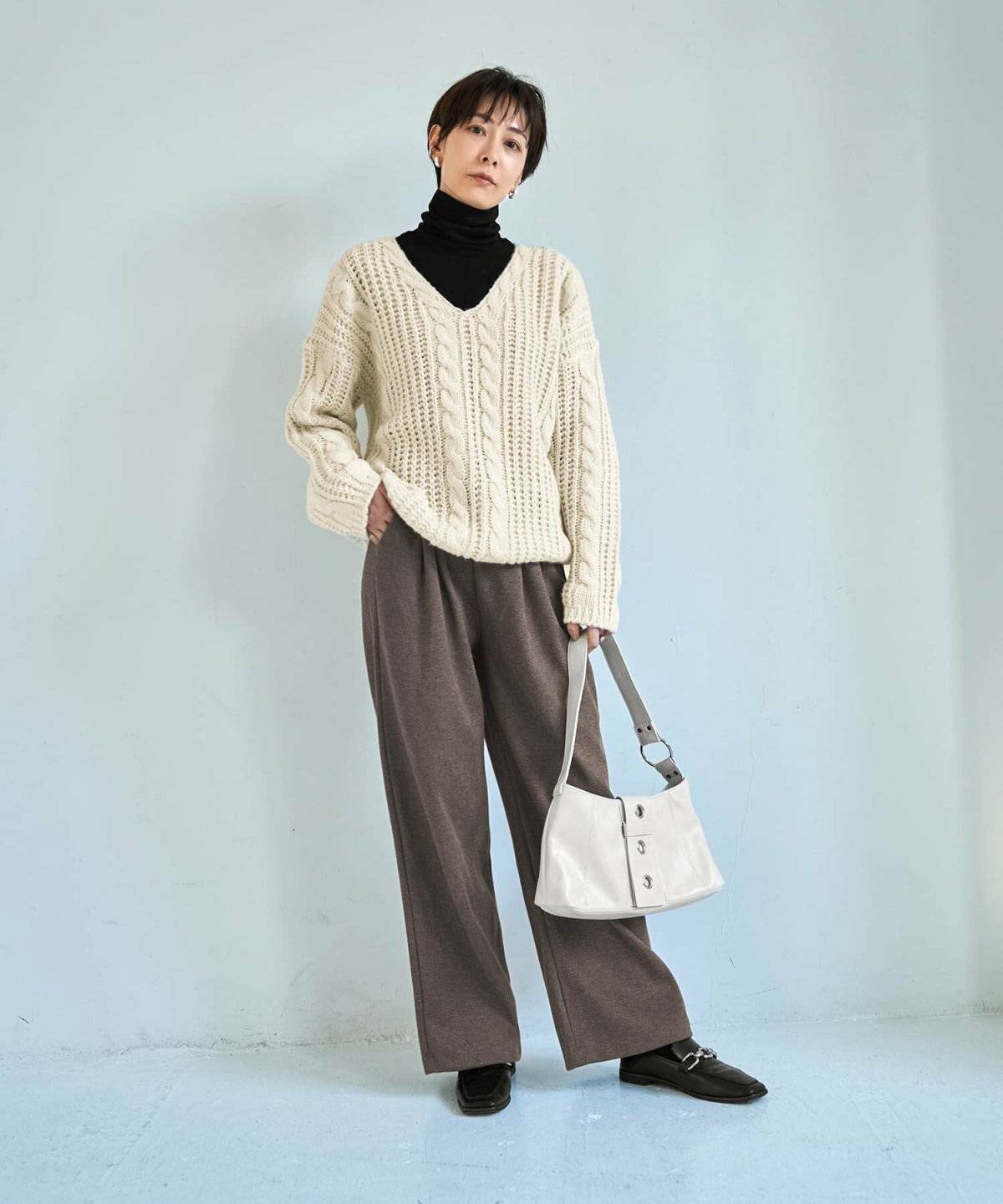 モノトーンコーデの女性