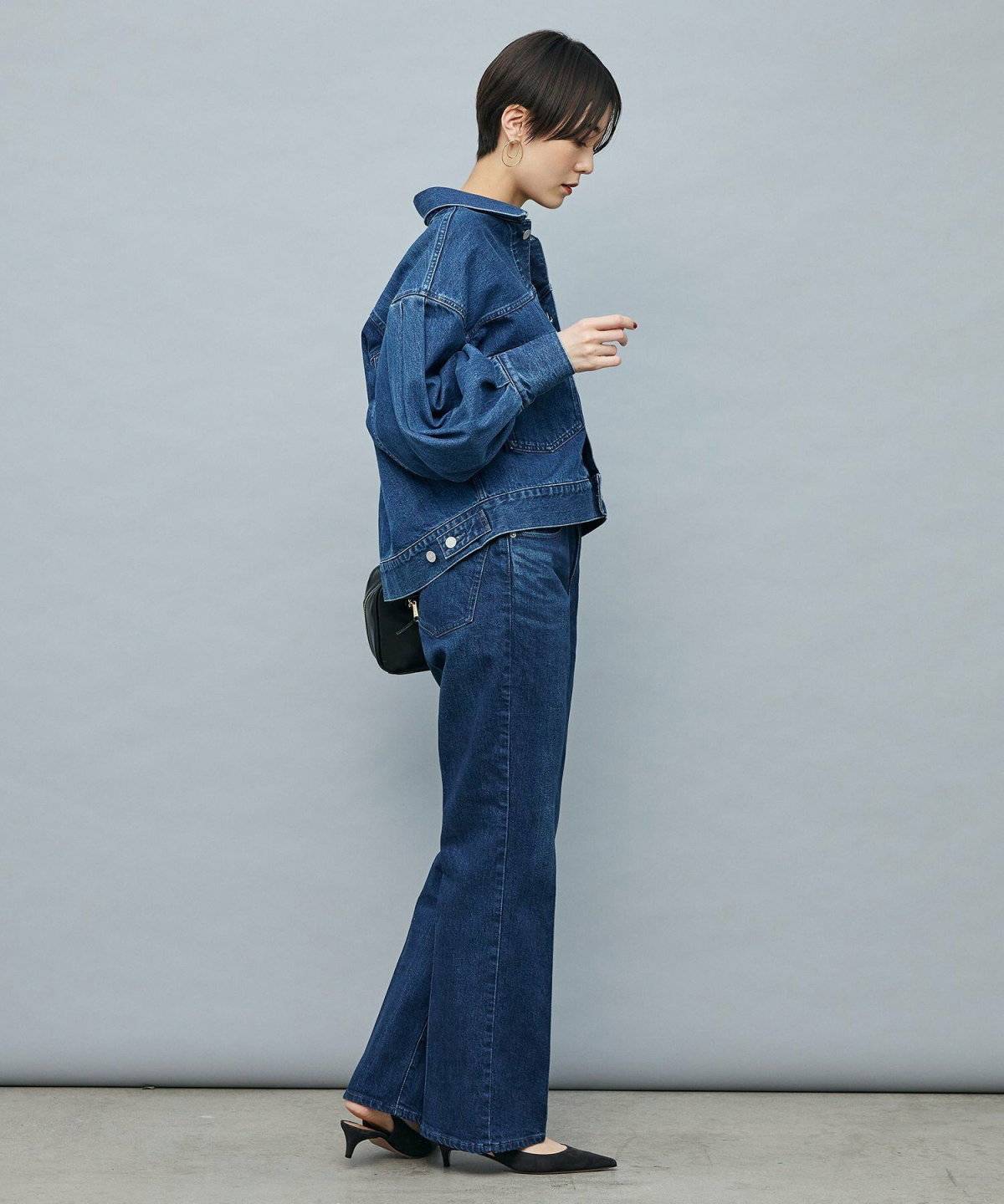 デニムオンデニムコーデの女性