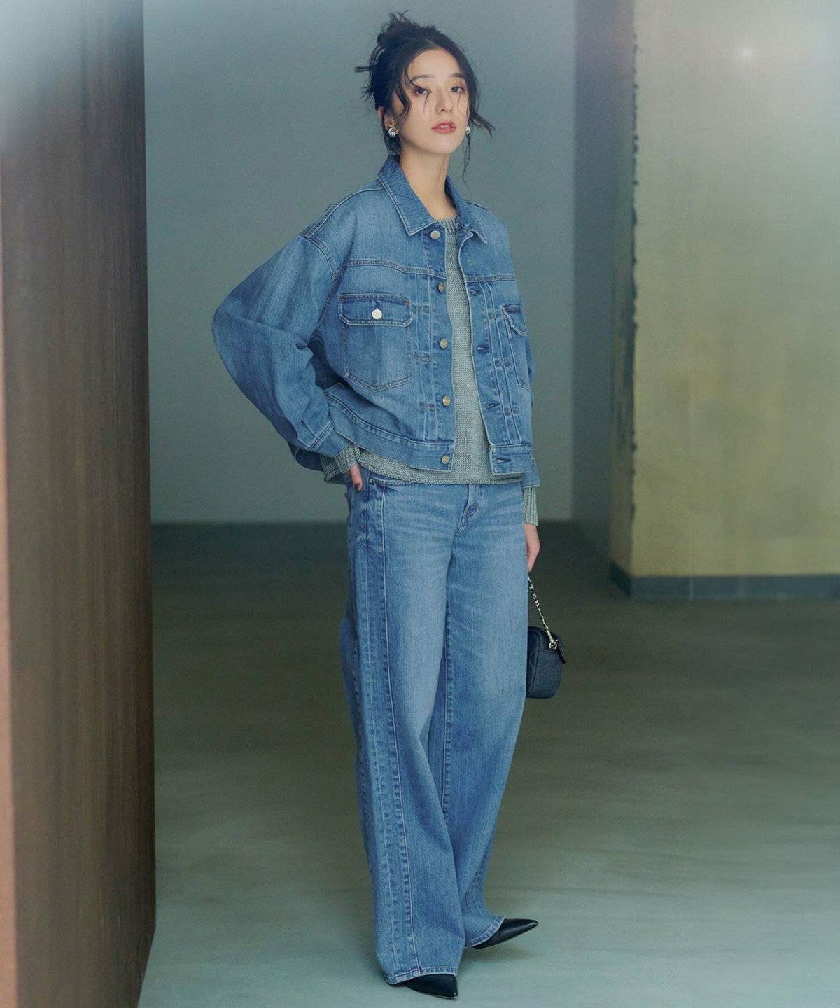 デニムオンデニムコーデの女性