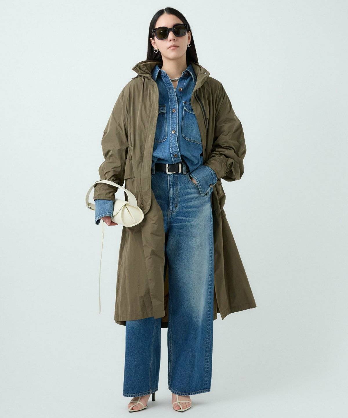 デニムオンデニムコーデの女性