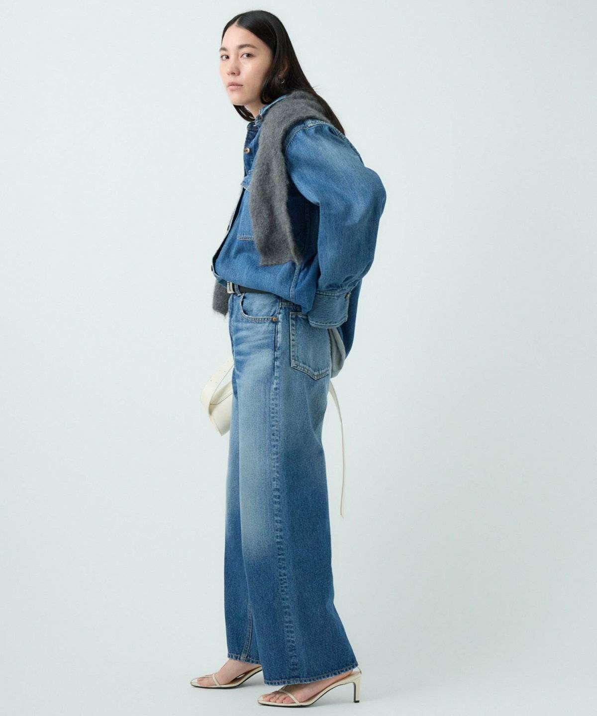 デニムオンデニムコーデの女性