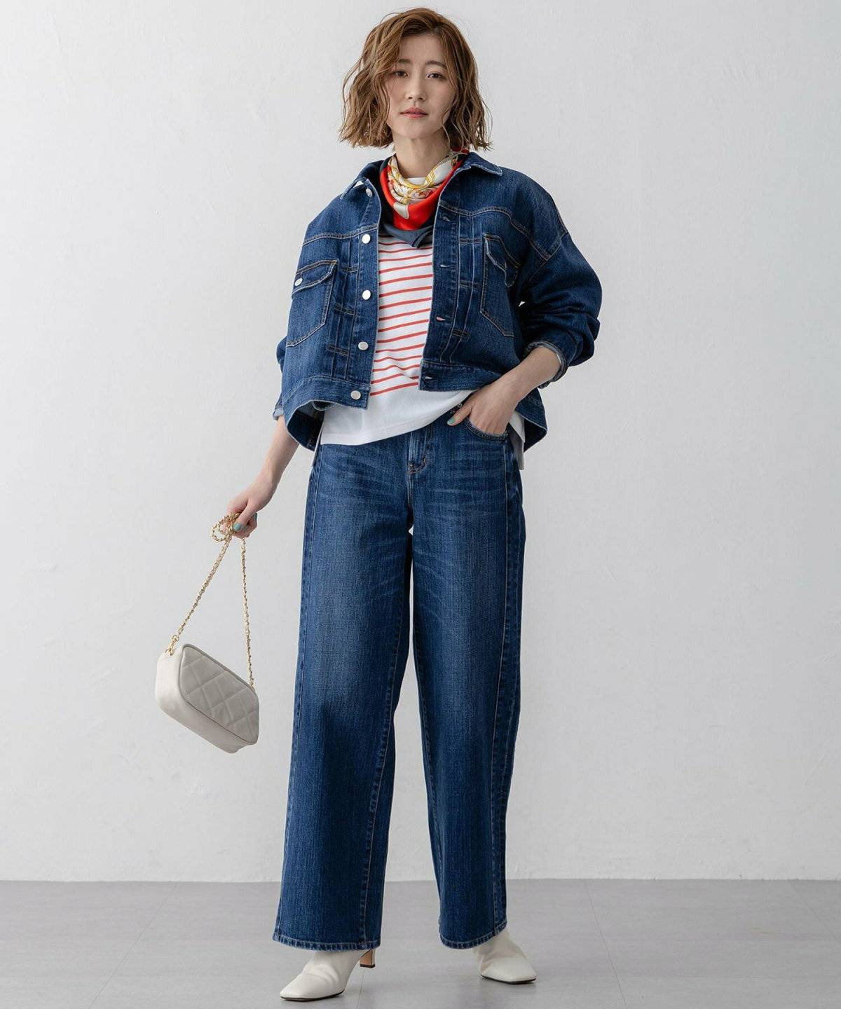 デニムオンデニムコーデの女性