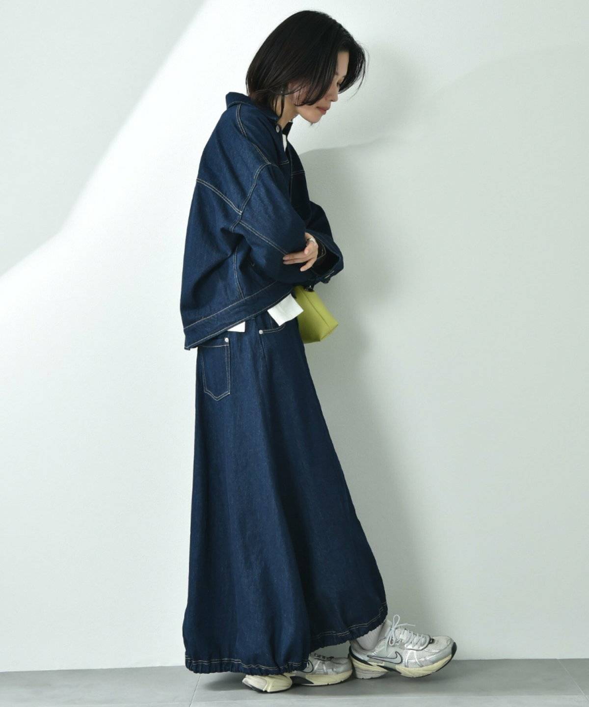 デニムオンデニムコーデの女性