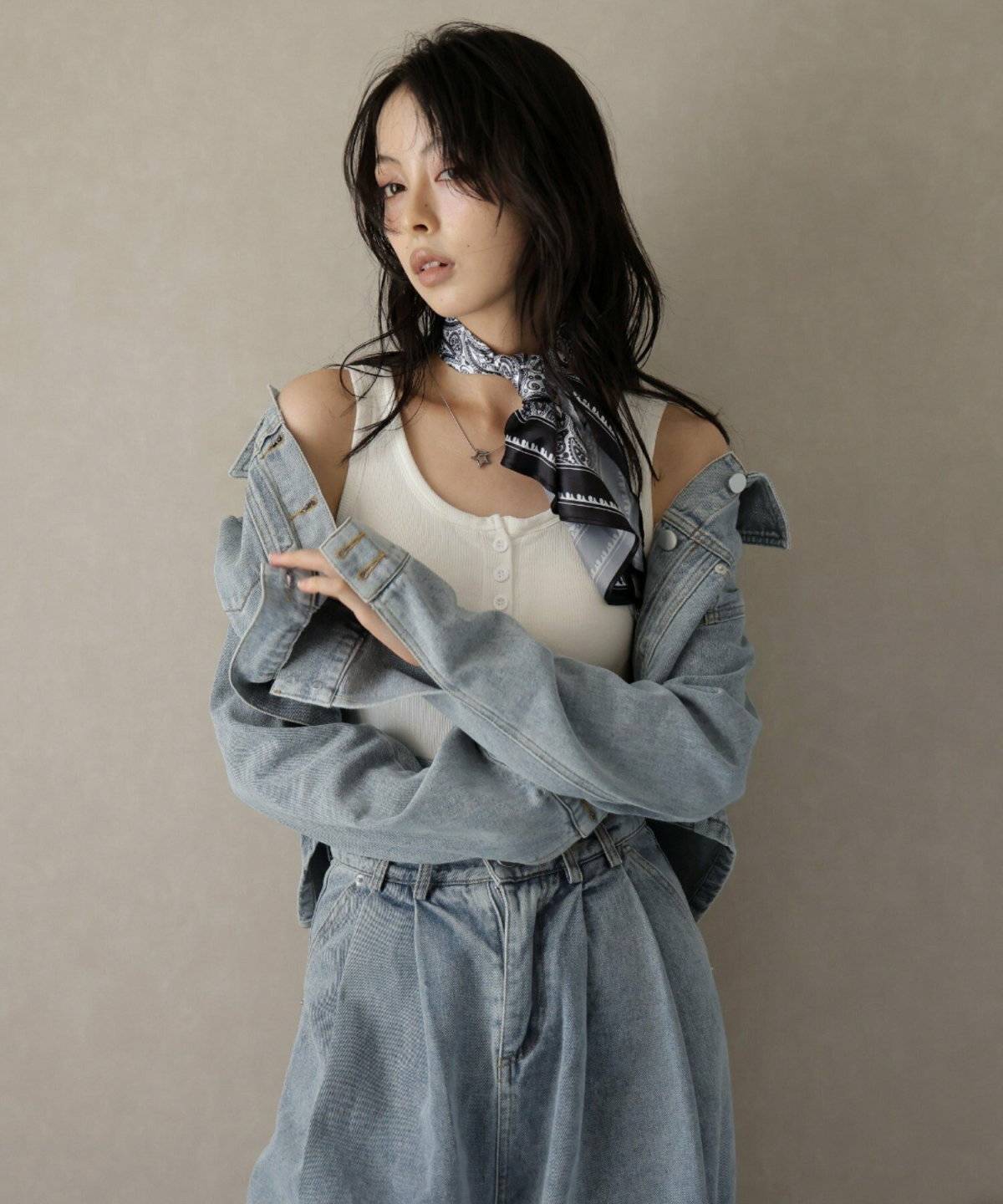 デニムオンデニムコーデの女性