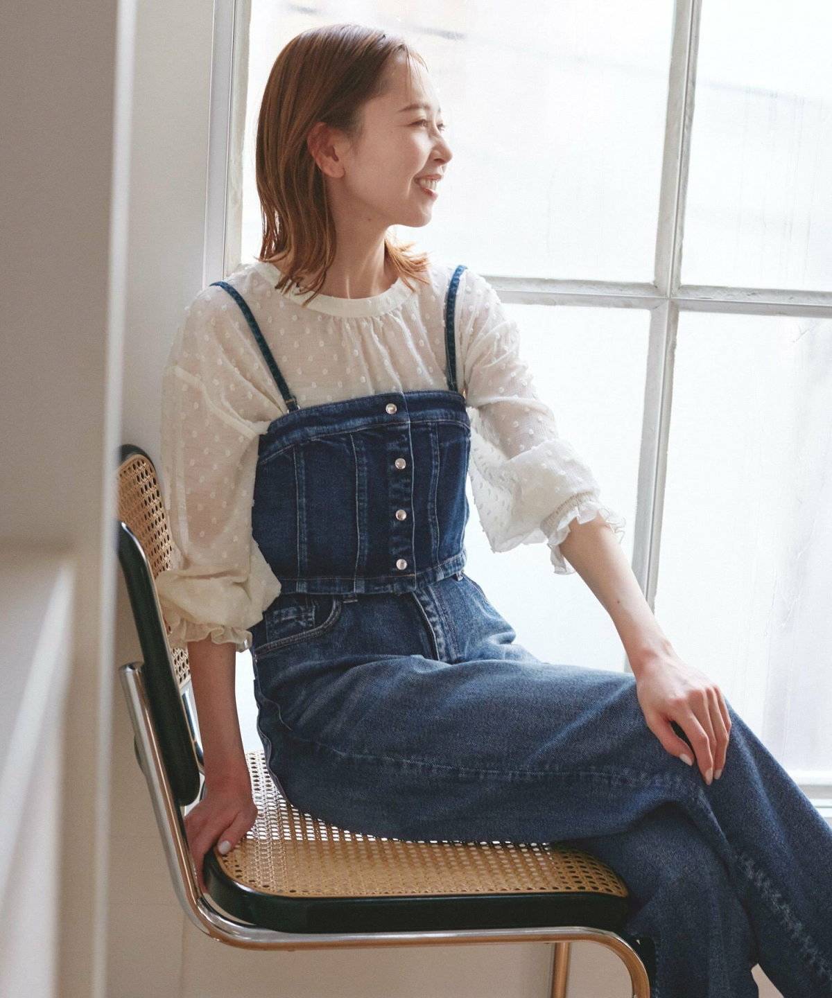 デニムオンデニムコーデの女性