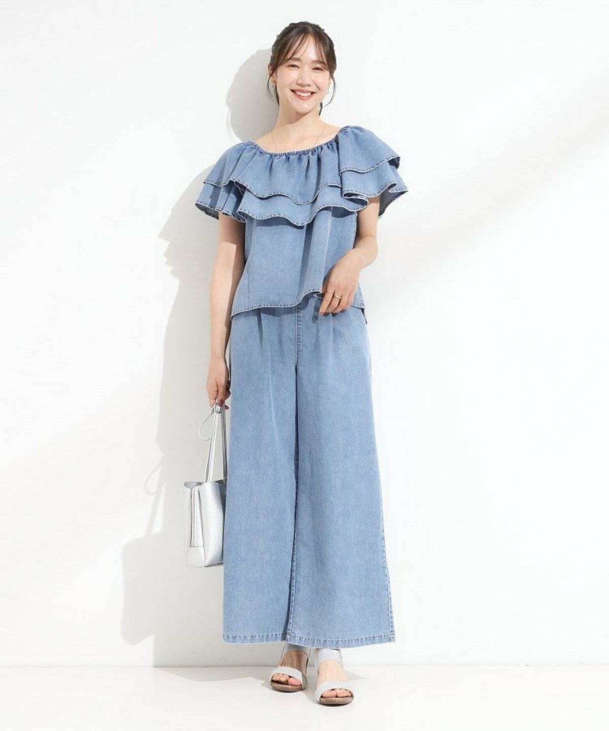 デニムオンデニムコーデの女性