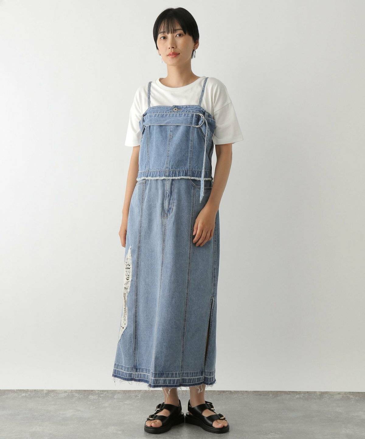 デニムオンデニムコーデの女性