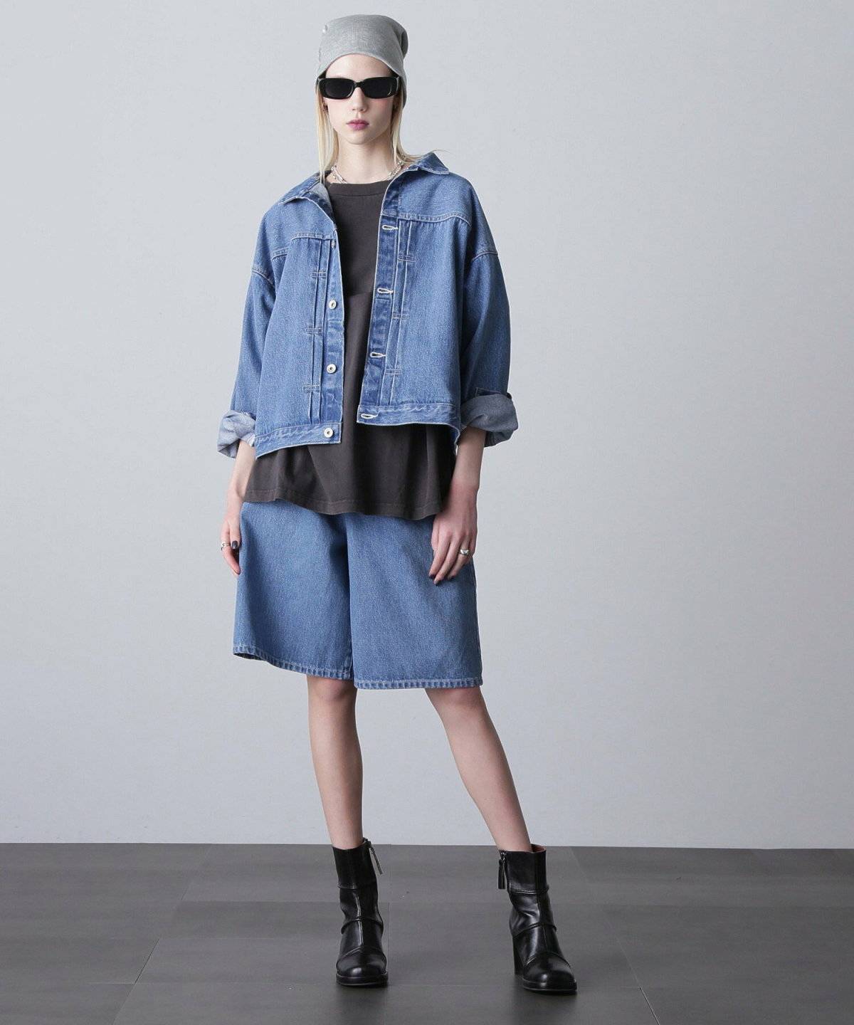 デニムオンデニムコーデの女性
