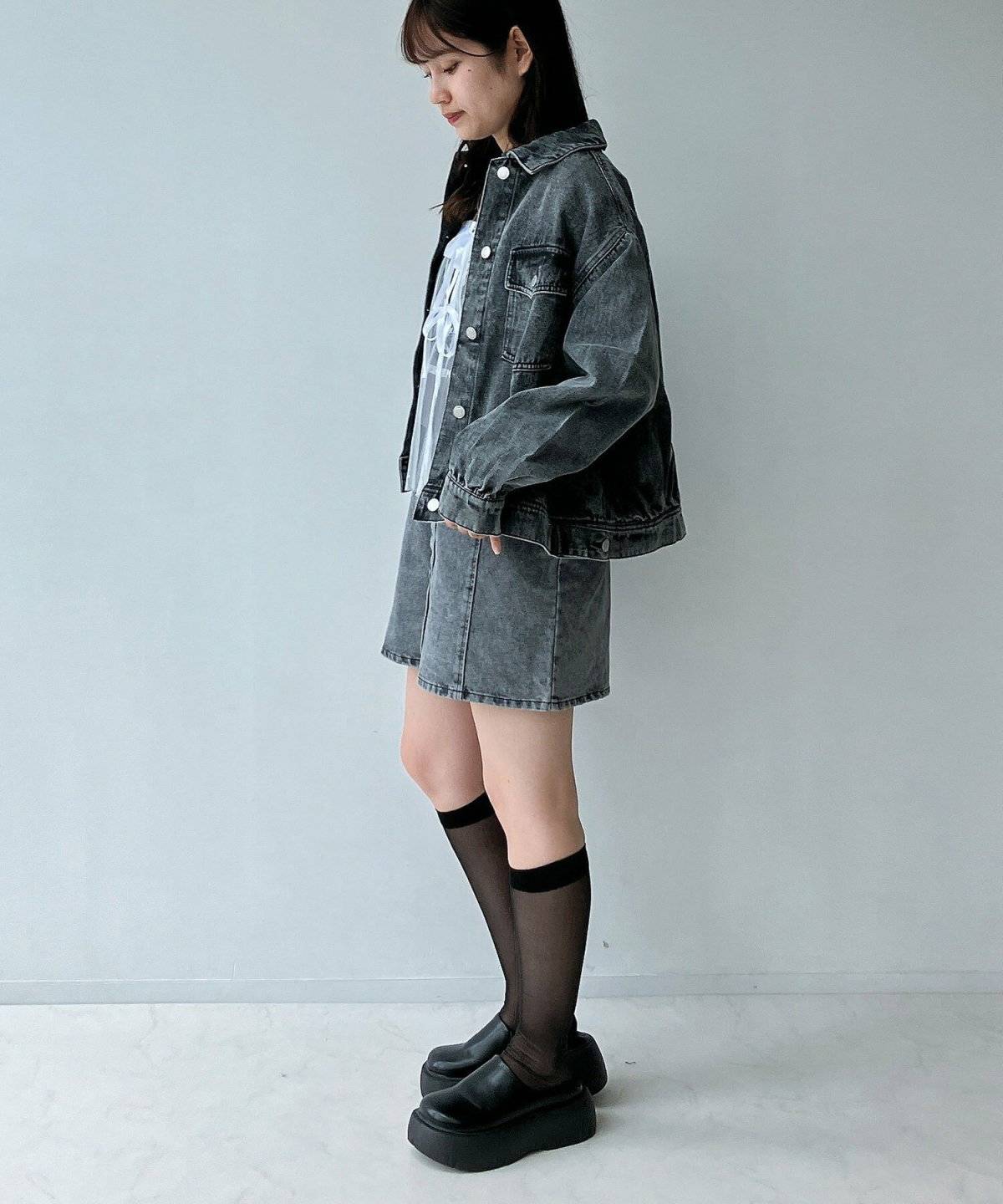 デニムオンデニムコーデの女性