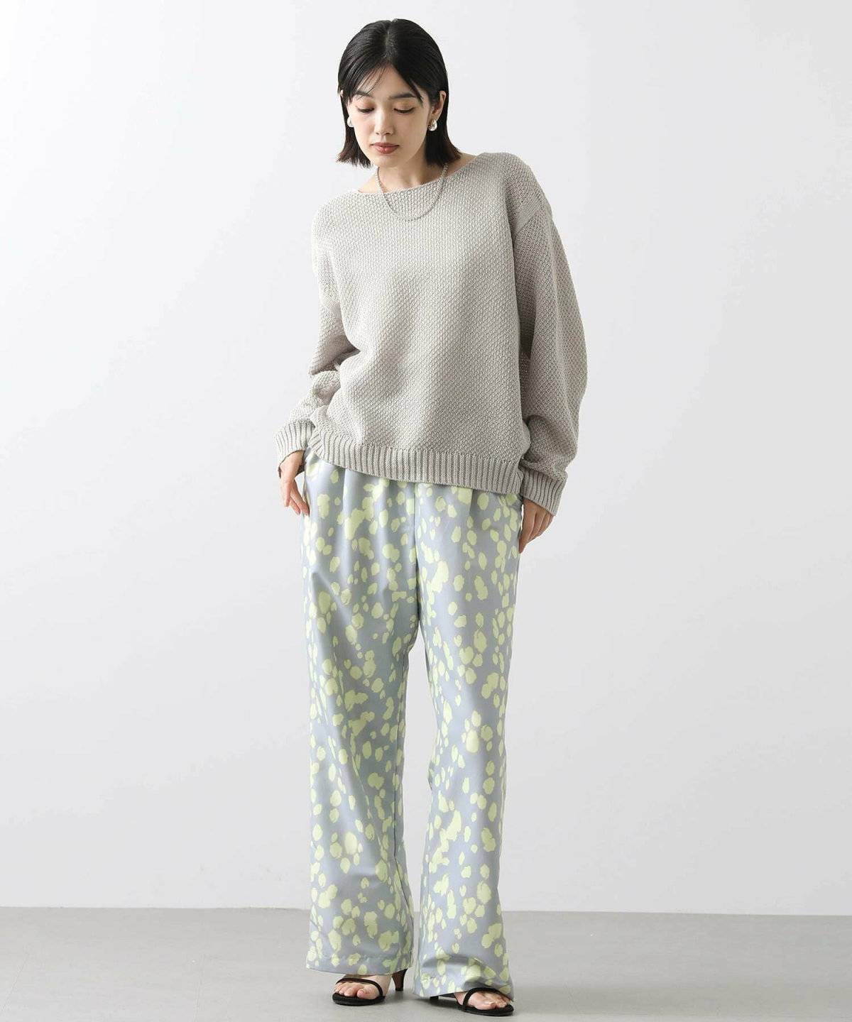 パンツコーデの女性