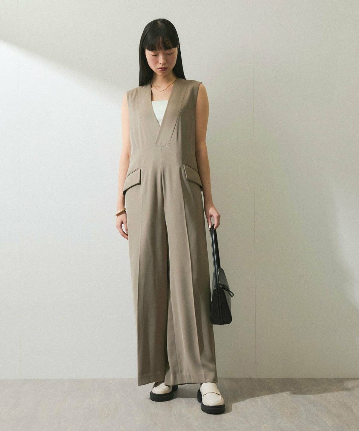 パンツコーデの女性