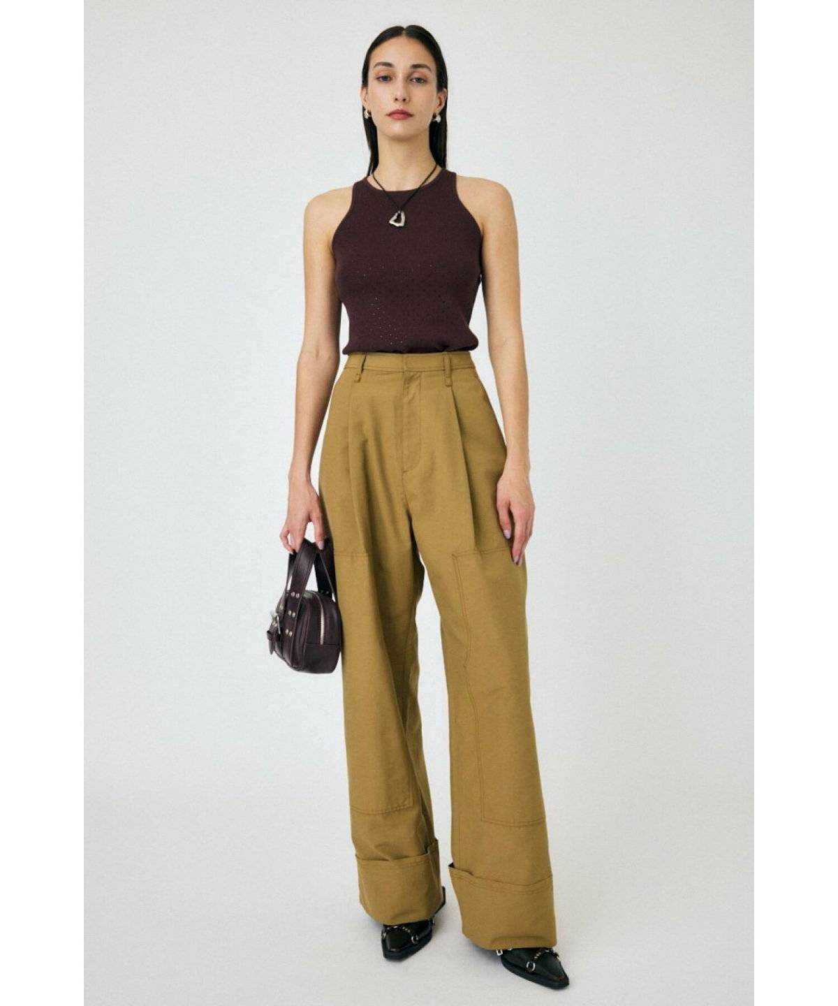 パンツコーデの女性