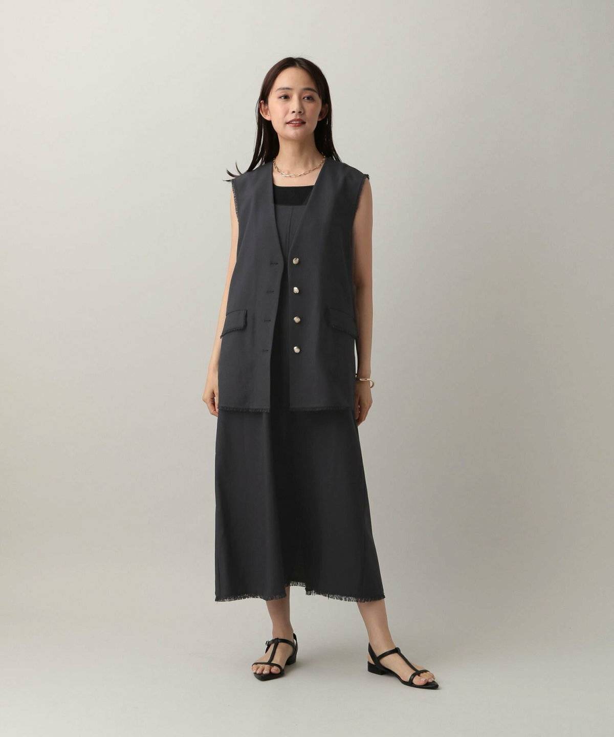 ワンピースコーデの女性