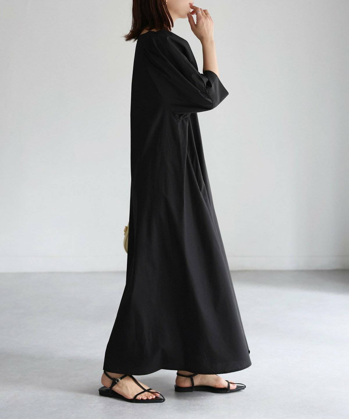 ワンピースコーデの女性