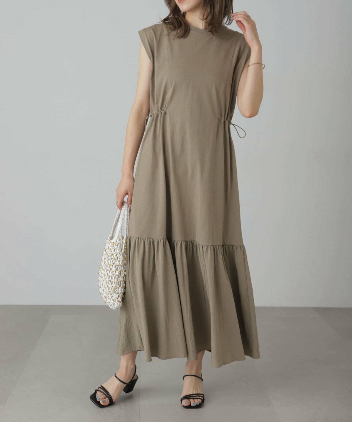 ワンピースコーデの女性
