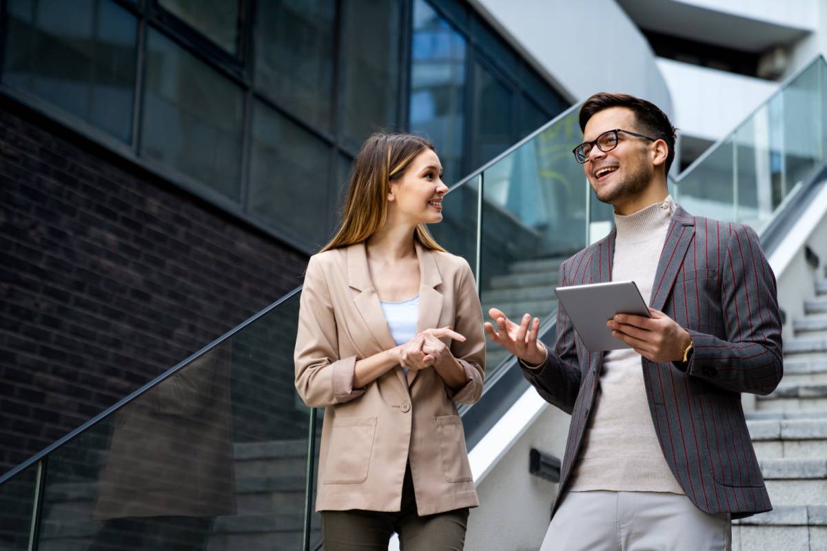 階段を下りながら話す男女