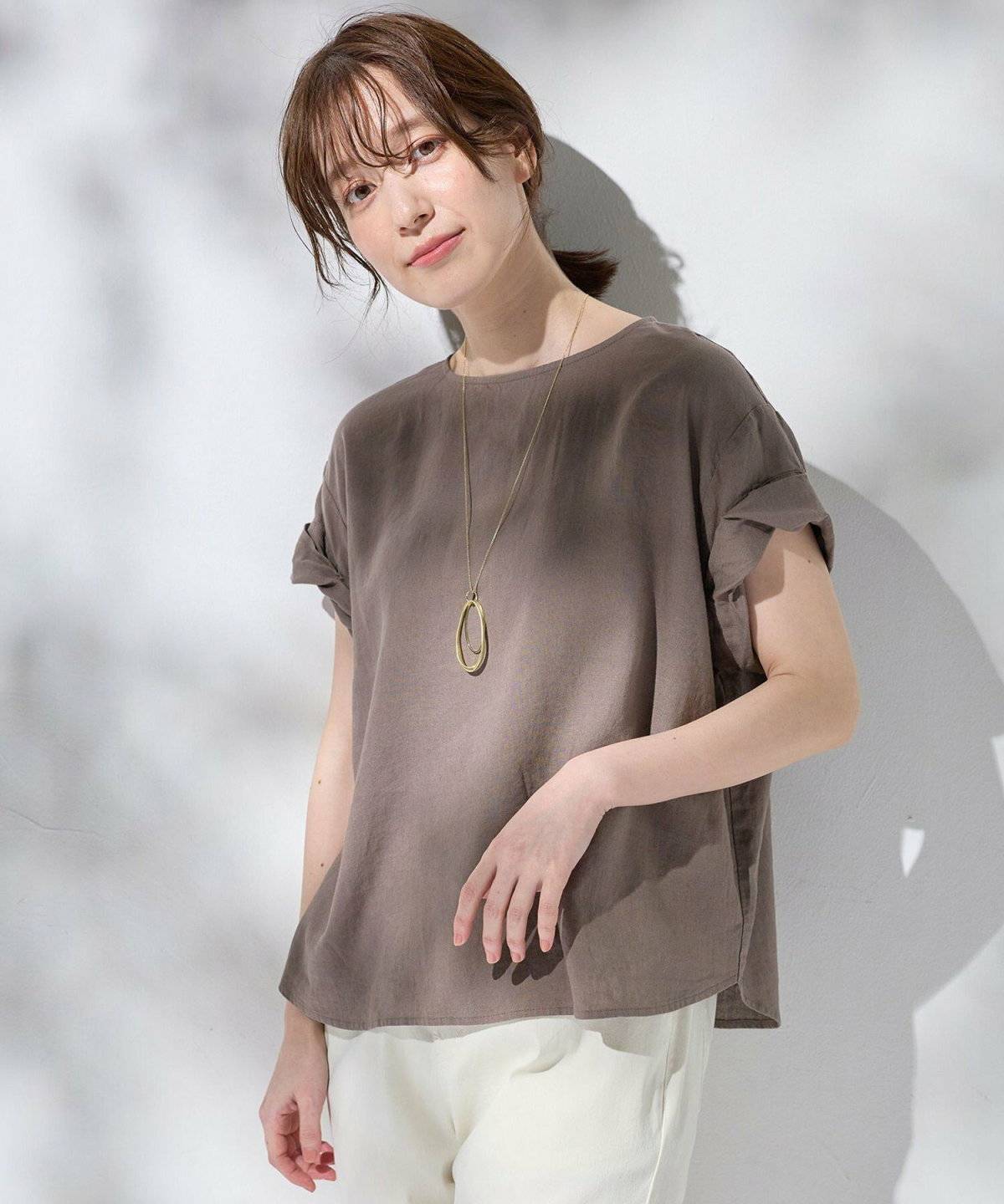 パンツコーデの女性