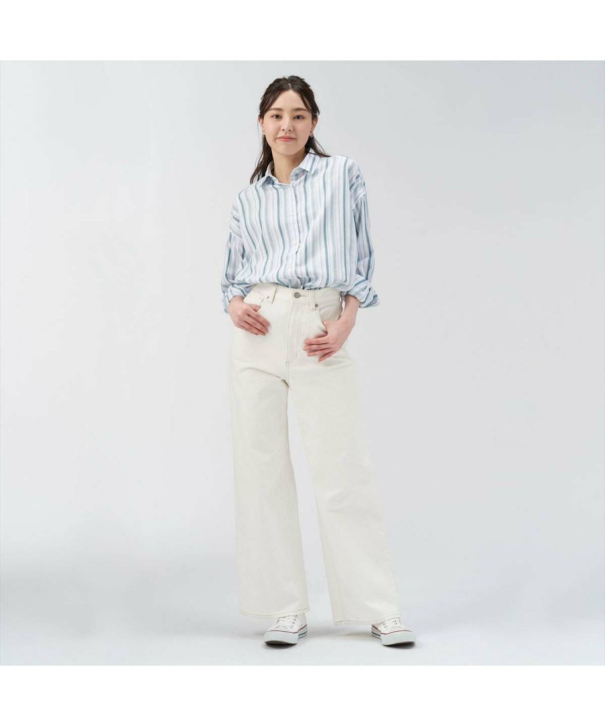 パンツコーデの女性