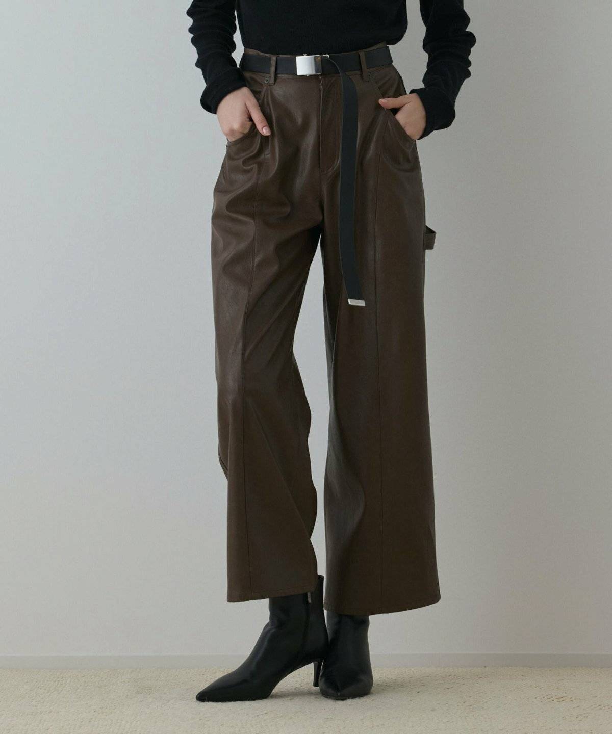 パンツコーデの女性